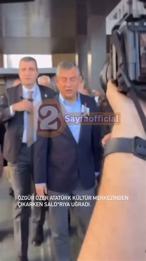 Uşak Anlık on Instagram: "Özgür Özel Sırrı Süreyya Önder için düzenlenen Törenden çıkarken saldır*ya uğradı. . . . #türkiye #özgürözel #sırrısüreyaönder #haber #gazete #fyp #anlık #sondakika"