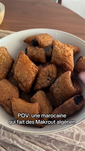 Makrout ultra fondant✨ Recette: 500g de semoule -2cuillères à soupe de farine -une pincée de sel -200g de beurre fondues - un verre d’eau mélanger à de l’eau de fleurs d’oranger. Pour la farce: 200g de pâte de dattes - une cuillères à soupe de beurre -une cuillère à café de cannelle et d’eau de fleure d’oranger. #makrout #recette #gateauxalgeriens #ramadan2026 #pourtoi