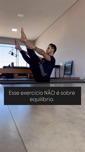 No Rocker with Open Legs, o erro mais comum é tentar “ficar parado” lá em cima. Mas o Pilates não é sobre segurar posições, e sim controlar o movimento — do começo ao fim. Quando você entende o centro, o movimento flui. 👉 É exatamente isso que a maioria das formações não ensina. 📍Formação em Pilates completo para instrutores — início em janeiro, aqui em Franca-SP Quer entender o método de verdade? Comenta “controle” que eu te explico como participar. #pilates #pilatesinstructor #formaçãoempila