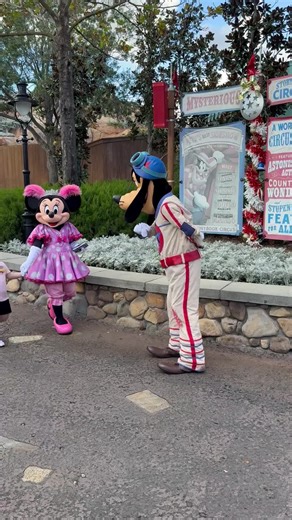 ✨ Rando Video! ✨ Goofy and Minnie Mouse doing Goofy and Minnie type things! I’ve got tons of random Disney park clips sitting on my laptop that never make it into my bigger projects. Instead of letting them go unseen, I figured why not share them? 💙 That’s why I call these “Rando Videos” Little unscripted Disney park moments with no rhyme or reason, just the magic of being there. Maybe they’ll spark a memory, or maybe they’ll show you something you’ve never seen before. Either way, I hope they 