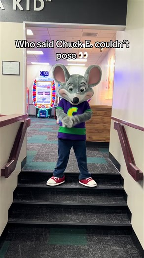 sometimes.. rockstar chuck e knows how to pose 👀 📸: @hanحنان #chuckecheese #viral #fyp