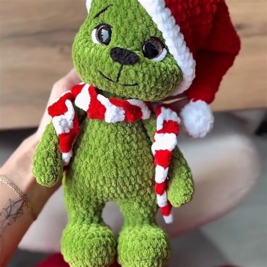 🎅💚 Bring a holiday classic to life! Make your very own Christmas Stealer with this step-by-step pattern. Perfect as festive décor, a handmade gift, or to add some mischief to your Christmas collection! 🧶✨ 🧶 Get it here 👇👇 | Delightfulpattern