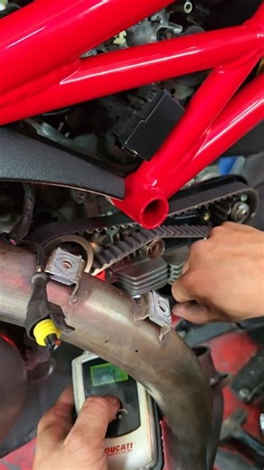 ถ้าสายพานไทม์มิ่ง (Timing Belt) ของ Ducati Monster 796 ขาด จะส่งผลร้ายแรงต่อเครื่องยนต์ เนื่องจากเครื่องยนต์ Ducati โดยเฉพาะรุ่น Monster 796 ที่ใช้เครื่องยนต์แบบ Desmodromic (ควบคุมวาล์วทั้งเปิดและปิด) มักเป็นแบบ "Interference Engine" - ผลกระทบที่ร้ายแรงที่สุด เมื่อสายพานไทม์มิ่งขาด จังหวะการทำงานของวาล์วและลูกสูบจะผิดเพี้ยนไปทันที ทำให้เกิดความเสียหายครั้งใหญ่ภายในเครื่องยนต์: วาล์วชนกับลูกสูบ (Valve-to-Piston Contact): นี่คือความเสียหายหลักที่เกิดขึ้น วาล์วที่ควรจะปิดเมื่อลูกสูบขึ้นมาอาจเปิดอย