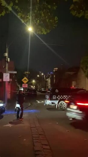 Police swarm on Dow St, South Melbourne after fatal shooting