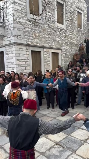 Discover Naxos on Instagram: "Αποκριάτικα γλέντια, ήθη έθιμα και παραδόσεις αναβιώνουν στη Νάξο απ’ άκρη σε άκρη τις ημέρες της Αποκριάς. Στην Απείρανθο, σήμερα αναβίωσαν τα χοιροσφάγια ή «χοιροσφραΐσματα». Ένα έθιμο που χάνεται στα βάθη των αιώνων και κάθε χρόνο εντάσσεται μέσα στις δράσεις της Αποκριάς στο νησί. Φέτος στην Απείρανθο στήθηκε και πάλι ένα ξεχωριστό γλέντι για τα «χοιροσφραΐσματα» που περιλάμβανε φαγοπότι με ψητό χοιρινό και άλλα τοπικά εδέσματα αλλά και ντόπιο κρασί. Τσαμπούνες