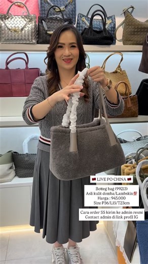 Morina on Instagram: "🇨🇳LIVE SHOPPING PO CHINA (09-22january)🇨🇳 Semua produk tidak ready stock. Semua pre order (PO) . Estimasi ready di indo 2minggu setelah close po.(bisa lebih cepat bisa lebih lama tiba tergantung keadaan cargo) . Code : Botteq bag (99213) Asli kulit domba/Lambskin💯 - harga :945.000 - size : P36/L15/T23cm . CARA ORDER KIRIM FORMAT LENGKAP Nama/alamat/no.hp/code pesanan Ke salah satu admin wa atau shopee Contact admin ada di LINK TREE yg