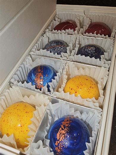 No idea what to gift? 🎁 Choose handmade chocolates – delicious, unique, and made with love 🍫✨ #luxurytaste #PralineArt #SweetSecret #hommemade #handmadechocolates