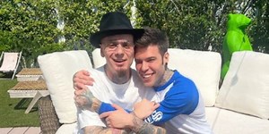 Fedez e J-Ax hanno fatto pace e annunciano un misterioso progetto insieme (FOTO)