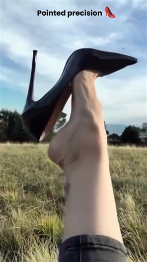 Glossy Black Pointed Pump 👠 | Classic Sharp Heel