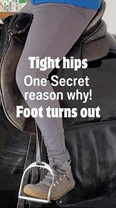 😖 Tight hips? Foot or toes turn out when you ride? But what are you unknowingly doing in your everyday life to promote this? Start noticing your habits that are stacking up to your hip tension and weakness patterns. The one I've shown here is very common and stacks up over your day. Hanging out on your hip ligaments, causing tension and weakness patterns through your pelvis. Then, when you get in the saddle; 🦶 Your foot turns out 😖 Your hips feel like a tight peg on a washing line 🦵 You're n