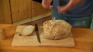 Mít v zásobě ověřený recept na domácí chlébík se vždycky hodí. S jedním takovým nás seznámí diváčka Kateřina Černocká. Suroviny: 3 hrnky hladké mouky 1 ½ hrnku vody 1 lžička drceného kmínu 1 lžička sušeného droždí Sůl Postup: Veškeré ingredience smícháme do tužšího těsta a necháme přes noc kynout. Druhý den začneme tím, že zapneme troubu na nejvyšší výkon a dáme nahřát nádobu na chleba. Mezitím na pomoučeném vále vytvarujeme z těsta bochník. Bochník dáme do nahřáté nádoby péci s pokličkou – 40 m