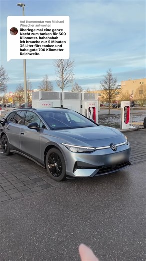 Antwort auf @Michael Wiescher es gibt unterschiedliche Typen, Ladesäulen: Schnelllader und AC Lader, die langsam laden. Die Geschwindigkeit von Schnell Ladesäulen beziehungsweise die Aufnahmefähigkeit der Autos verbessert sich immer weiter und es kann immer schneller geladen werden. Für Orte, an denen man lange bleibt, zum Beispiel daheim oder Hotels oder Messen bieten sich Ladesäulen an, die langsam laden. #Autos #EV #Elektro #Energie #Tesla
