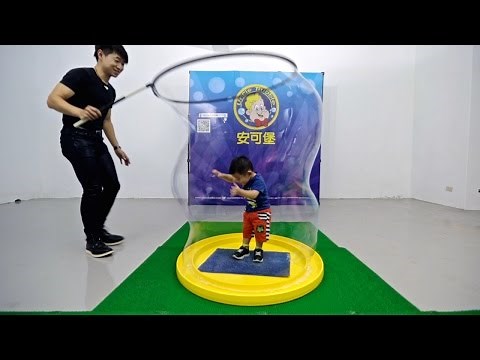 This Bubble Artist’s Amazing Bubble Skills Will Blow You Away! - Behind the Scenes