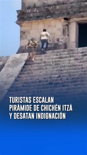 Turistas son abucheados por escalar la pirámide de Chichén Itzá #shorts