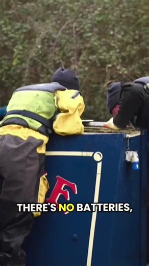 ‘They’ve robbed the toilet!’ Huge respect to the team recovering this gutted sunken narrowboat 👏