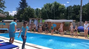 C’est le week-end… alors changez-vous les idées et entraînez-vous à la Fiesta Boom Boom en dansant avec nous ! 🎉 💃 🥳 ➡️ Vidéo tournée au Camping Paradis Family des Issoux avant les mesures sanitaires. | Les Campings Paradis