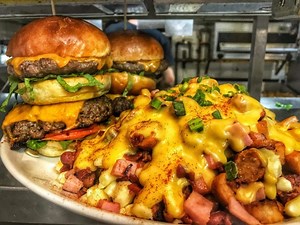 Wellington Diner’s Mac Daddy Burger Challenge - FoodChallenges.com
