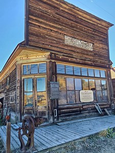The Old Molson Historic Site in Washington sits on the original townsite, with the Molson State Bank and a few early homestead cabins still here 🏠. Other historic buildings from the local area were brought here to preserve the history together 📜. You can go inside several of the buildings and look around at your own pace. Mining and farm equipment is also on display ⛏️. Just a short drive from Oroville. #ghosttown #Washington #pacificnorthwest #pnw | The PNW Bucket List