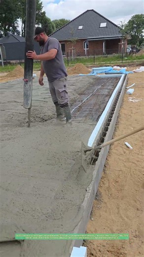 Couler la base : Comment le béton coule sur l'armature et la mousse