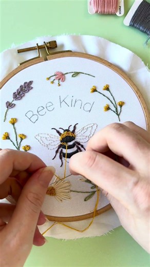 This lovely spring-inspired pattern is perfect for beginners! 🐝🌸