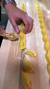 Conoscete gli Agnolotti? Sono un formato di pasta fresca ripiena tradizionale piemontese. Gli agnolotti vengono preparati con la classica pasta sfoglia all'uovo con ripieni sempre diversi. Infatti tradizionalmente vengono preparati utilizzando avanzi dei giorni precedenti come bolliti di carne e mescolati con altri ingredienti, come verdure, formaggi ecc. Sull’origine del nome “agnolotto” non vi sono certezze, ma piuttosto diverse congetture. Una di queste è quella che fa risalire l’etimologia d