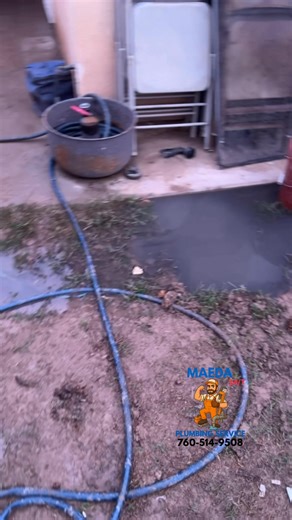 “¡LA OBSTRUCCIÓN DE RAÍCES MÁS LOCA QUE HE VISTO! — Casa en Brawley Totalmente Tapada” Fuimos a una casa en Brawley, California, donde el cliente dijo que toda la casa estaba tapada. Nada jalaba: baños, fregaderos, todo. En años de trabajo nunca había visto una invasión de raíces tan grande. Al meter mi máquina… lo que salió estuvo increíble. 🔥 Cubetas y cubetas de raíces. 🔥 Raíces gruesas, largas, de 8 a 12 pies de largo. Si tu casa en Brawley, Calexico, El Centro, Imperial o Holtville está t