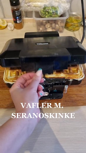 Hjemmelavede Vafler med Seranoskinke og Urtecreme