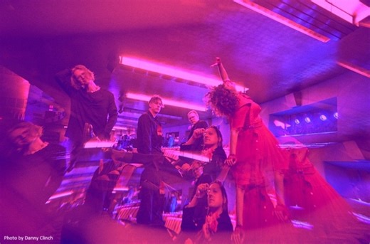 ARCADE FIRE、米TV番組"The Tonight Show Starring Jimmy Fallon"での「Circle Of Trust」パフォーマンス映像公開
