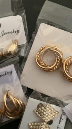 ✨ Pequenos detalhes, grande impacto! 💎 Brincos elegantes e estilosos para completar o teu look e deixar a tua beleza ainda mais em destaque. 🤍 📩 Encomendas: 941 972 876 🛍️ Aricia Store — mais que moda, atitude, estilo e autenticidade. #fypシ゚viral