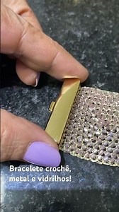 Bracelete em crochê, fio de cobre com banho ouro e vidrilhos. Fecho magnético. #crochet #silviaferra