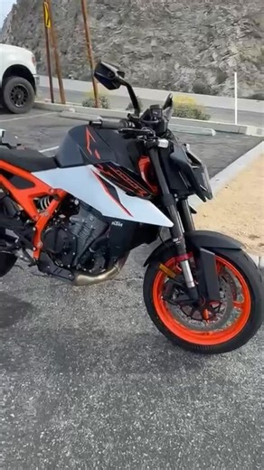 Take a moment to ogle the Duke 990 R, Associate Editor Matt Ayhan is taking a good long look and assessing the KTM performance for you. KTM #KTM #ReadytoRace #ultimatemoto #Duke990R @top fans | Ultimate Motorcycling