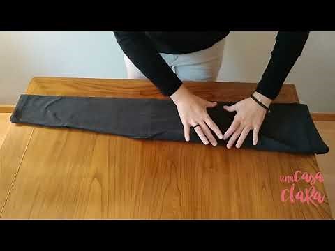 Cómo doblar pantalones para ahorrar espacio con el método Konmari