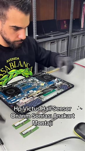 ANKARA HP Victus Hall Sensor Arızası Tamiri 🔧💻 ANKARA Cihazın kapağı açılınca ekranın kapanmasına neden olan Hall sensör arızasını giderdik ve ardından tüm toplama/montaj sürecini adım adım gösterdik. Bu tarz hassas arızalar doğru ekipman ve tecrübe ister — cihaz artık sorunsuz çalışıyor! ⚡ 👉 Daha fazla tamir videosu için takip etmeyi unutmayın! 🛠️ Laptop tamiri | Anakart onarımı | HP Victus servis #hpvictus, #hallSensor, #hallSensorTamiri, #laptoptamiri, #laptoprepair