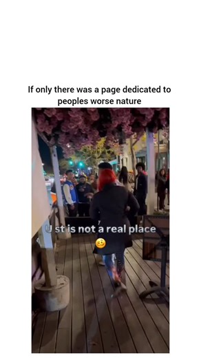 PEOPLES WORSE NATURE on Instagram: "一些国家开始利用微型风力装置将道路旁的风流转化为电能。当车辆高速经过时，会在周围形成强烈的空气动力。这些风力会推动安装在路边的小型风扇，使其旋转并产生机械能。风扇内部的发电机将这种机械能转化为电力。 每一次车辆经过都会产生少量电量，而成千上万辆车每天经过同一条道路时，这些微小能量就能累积成可观的电力。产生的电能可以用于点亮路灯、道路指示牌以及监控设备，从而减少对传统电网的依赖。 这些风能可以被储存或立即使用，让城市基础设施更加节能与可持续。在交通繁忙的高速公路附近，这种系统每天都能获得源源不断的能量贡献。 将道路上的风转化为实用的可再生能源 #科技 #你知道吗 #事实 创新 能源 环境 热门 知识 技术 可持续发展"