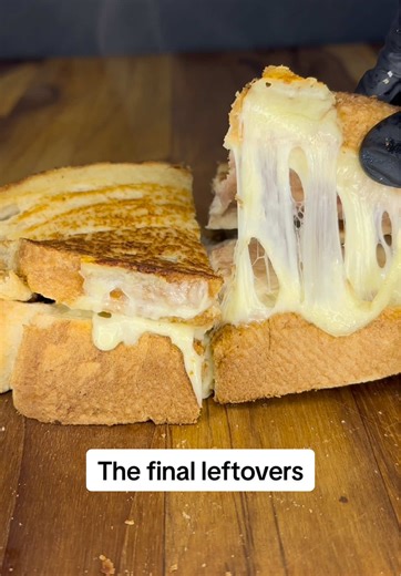 Final day of leftovers calls for a turkey, cranberry, bacon & stuffing grilled cheese #leftovers #fyp #grilledcheese #easyrecipe #toastie