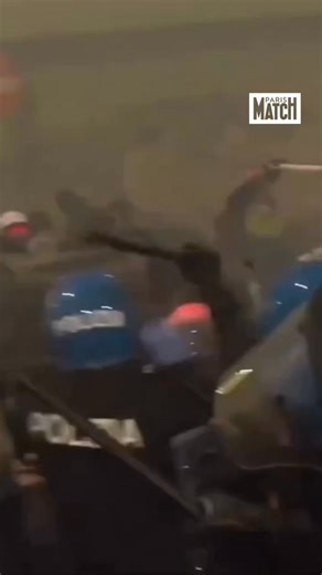 🚨 Tensions à Milan autour des JO 2026 Ce samedi 7 février, plusieurs milliers de manifestants ont défilé dans les rues de Milan pour protester contre les Jeux olympiques d’hiver de Milan-Cortina pointant notamment l’impact environnemental, le coût de l’événement, les relations avec les autorités américaines et la présence controversée de agents fédéraux américains perçus comme liés à l’ICE. Si le rassemblement a débuté pacifiquement avec des dizaines de milliers de personnes, une fraction du co