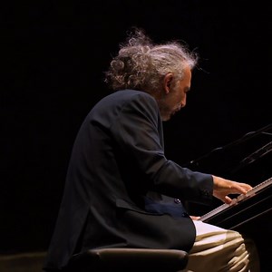STEFANO BOLLANI IN CONCERTO AL TEMPIO DI HERA A SELINUNTE SABATO 23 AGOSTO - ore 19.30 “Piano solo - La Meraviglia” Geniale funambolismo artistico in uno scenario mozzafiato. Strepitosi virtuosismo e ironia in un viaggio a perdifiato attraverso orizzonti musicali distanti e imprevedibilmente vicini. L'evento è in collaborazione con il Parco Archeologico di Selinunte. Biglietti sui circuiti Ticketone e Boxol - online: Ticketone https://bit.ly/3ZEjeiA Boxol https://bit.ly/3VOEgtO Programma dell'ed