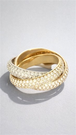 Cartier Trinity full diamonds ✨ Three intertwined bands in three shades of 18k gold, fully pavé-set with 600 brilliant-cut diamonds. An icon of timeless elegance 💎 • Cartier Trinity full diamants ✨ Trois anneaux entrelacés en or 18k de trois couleurs, entièrement pavés de 600 diamants taille brillant. Une icône de l’élégance intemporelle 💎 #cartier #trinity #diamonds #diamants #ring | 58 Facettes