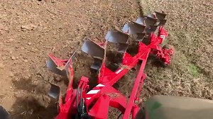 Voici une vidéo d’une mise en route d’une charrue pour l’un de nos clients. Grâce à Charrues Demblon, partenaire de longue date, nous assurons la vente et la mise en route de matériel afin de toujours mieux vous satisfaire. Si vous êtes à la recherche d’une charrue, contactez-nous sans hésiter 😃⬇️ 📧 infocontact@inter-business .fr ☎️ 33 3 24 39 46 70 | Inter-Business Fr