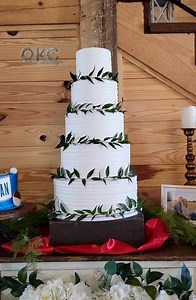 The groom's cake is so funny on this one. 😂 | OKC Cake Lady