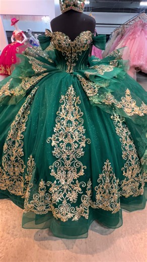 Hola! Muchas gracias por su interés en nuestros vestidos de Quinceañera. Nuestros precios pueden variar dependiendo del diseño y la colección, por eso siempre recomendamos visitar nuestra boutique para que puedan ver los vestidos en persona y recibir una atención personalizada. Será un placer ayudarles a encontrar el vestido perfecto para su princesa. 👑 📍 Amy’s Boutique 480 E 58th Ave, Denver Colorado 📞 720-937-8641#amysboutique #amysboutique💜💜 #denvercolorado #denver #colorado @LEYDI🌸 @Am