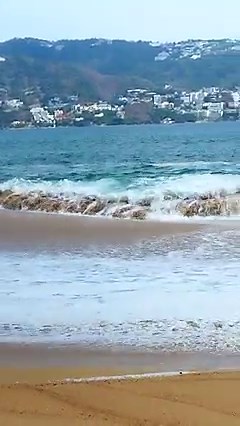 Olas de mar de fondo en playa icacos | Acapulco en la Piel
