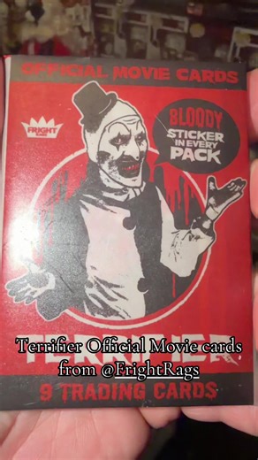 Can’t believe my printing plate is the one Dawn is sitting on art the clowns lap taking the selfie. Absolutely incredible #tradingcards #terrifier #terrifierclown #horror #horrortok