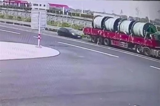 Xe điện Tesla lao nhanh như chớp vào gầm xe đầu kéo