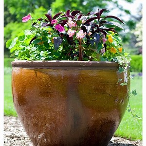 Bring life to your garden, balcony, or patio with 100+ outdoor planter ideas! 🌿 From modern and mini