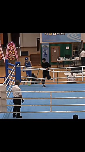 Boxing News on Instagram: "Pure boxing skills 💥 Drop your combo in the comments!”#boxing #technicalboxing #boxingtechnique #precisionpunches #boxerslife #footwork #counterpuncher #boxingtraining #boxingcombo #fightsmart #skillsoverstrength"