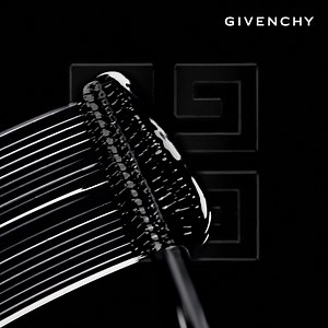 Ultra-volum și îngrijre pentru genele tale. L'Interdit Mascara are o formulă compusă în proporție de 90% din ingrediente de origine naturală și active asemănătoare ceramidelor pentru a hrăni, netezi și întări genele, oferindu-le totodată volum și alungire seducătoare. #GivenchyBeauty #LinterditMascara #GivenchyMakeup | Givenchy Fragrances & Beauty