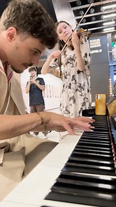This man had a request but he did not expect this to turn into such a wholesome moment! ☺️ Everyone seemed to enjoy this performance! And you? Let me know in the comments! #publicpiano #piano #violin | Aurelien Froissart