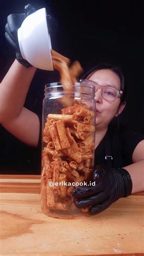 Pangsit Roll Pedas Manis (Sweet & Spicy Wonton Rolls) 🥟🌶️ #erikacook #asmr #pangsitrollpedasmanis