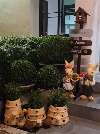 เมื่อคุณลูกค้าอยากได้ความมีชีวิตชีวาให้กับอพาร์ทเม้นท์สไตล์ลอฟท์ เราจัดให้2มุมเลยครับ ข้างประตูทางเข้าด้วยตุ๊กตาวินเทจ ของตกแต่งกุ๊กกิ๊ก เซ็ตกระถางเผาเกลือ และไม้ดอกทนแดด รับปรึกษา-จัดสวน 🎄ร้านcoffee flowers pots🎄 📍ตลาดนัดต้นไม้เมืองจำลองพัทยา ล็อคD06-D09 🔅เปิดวันพุธ-วันอาทิตย์ เวลา09.00-18.30น. (หยุดวันจันทร์-อังคาร) #coffeeflowerspots #aumserenegarden #กระถางดินเผา #จัดสวน #ฟีดดดシ